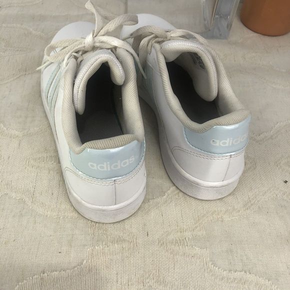 Kids Unisex Adidas Grand Court Cloudfoam Comfort Shoes. Size 4 - Picture 2 of 13